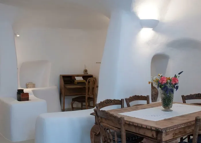 Olyra Traditional Cave